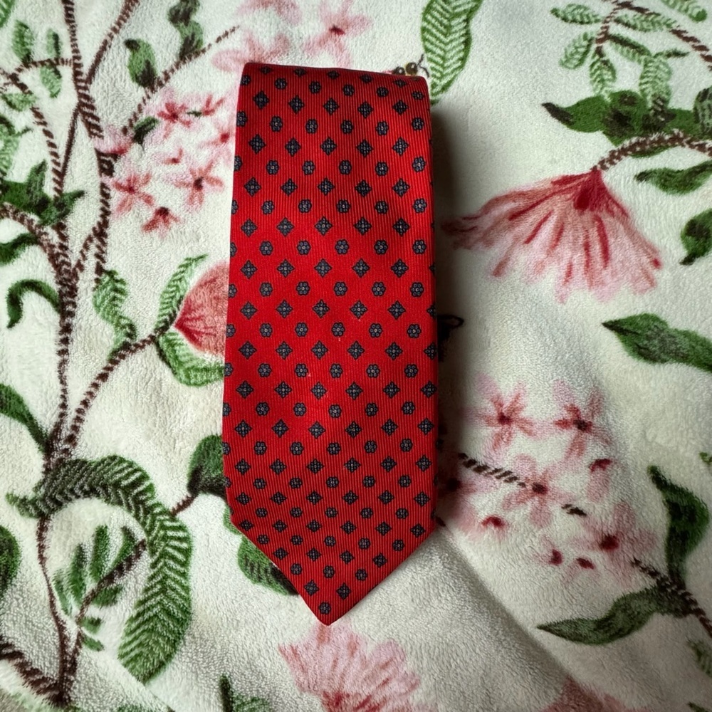 Elegant Red and Black Patterned Men's Tie